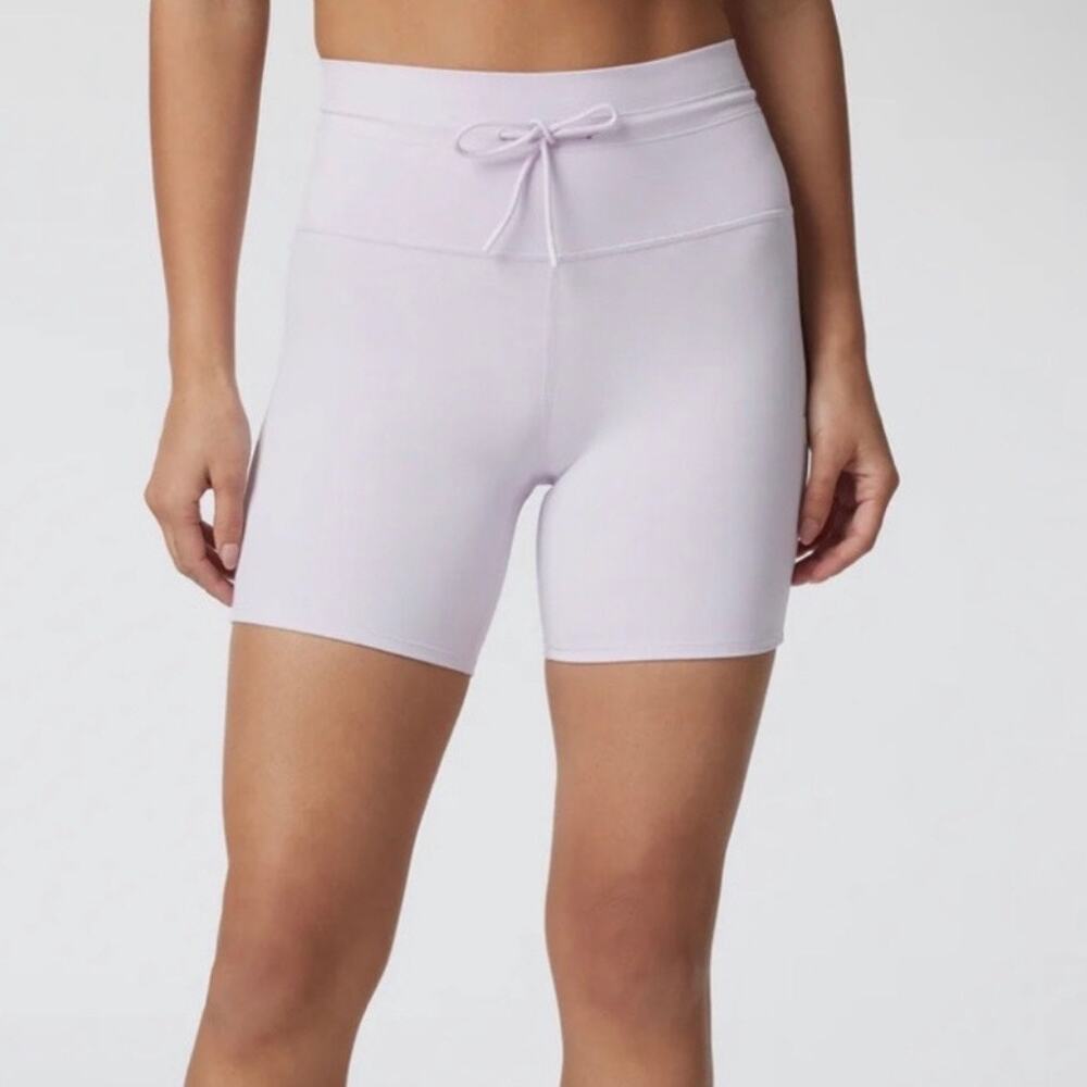 NWT Vuori Daily Shorts in Opal Size Large